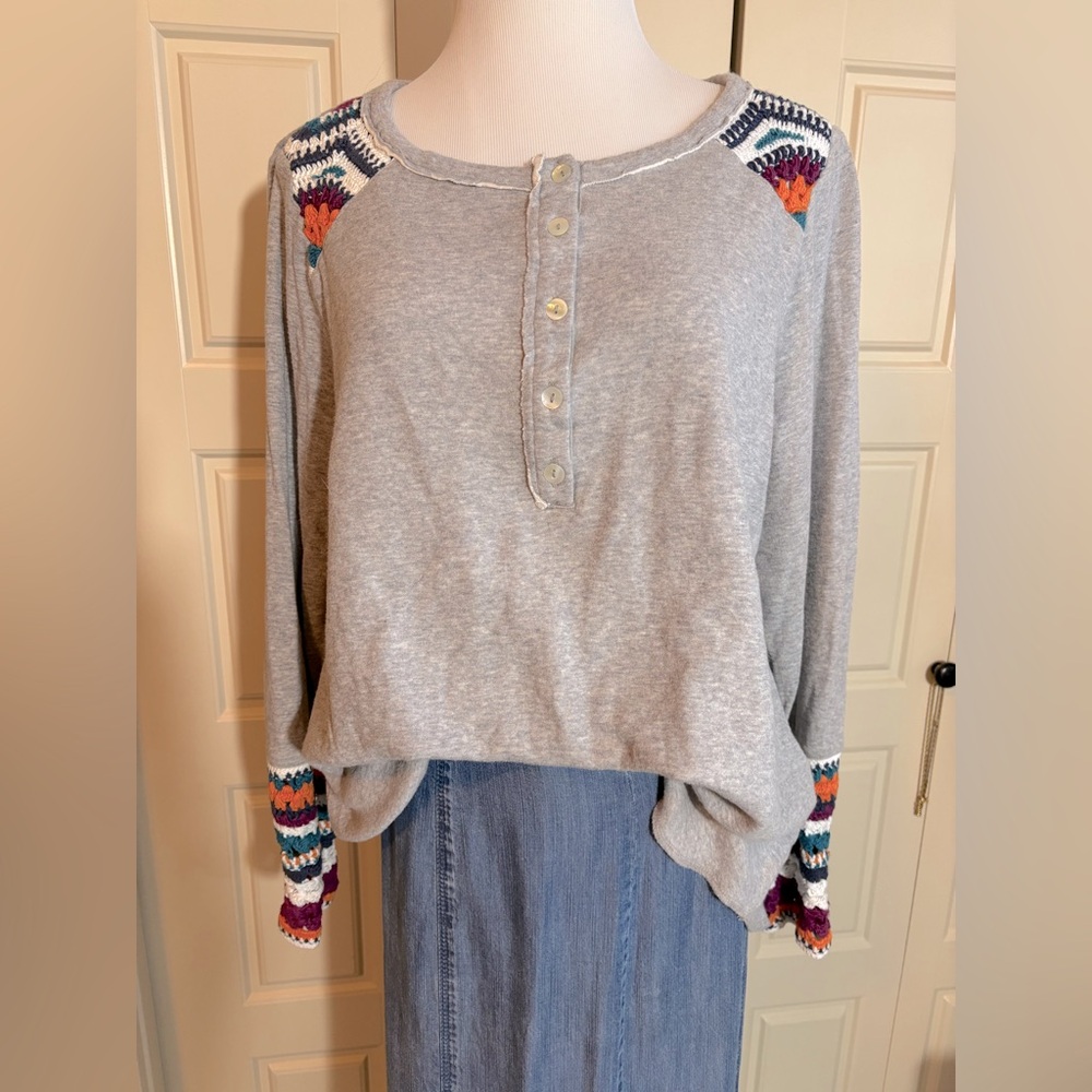 Sundance Gray sweatshirt Top with Crochet Accents Sz L